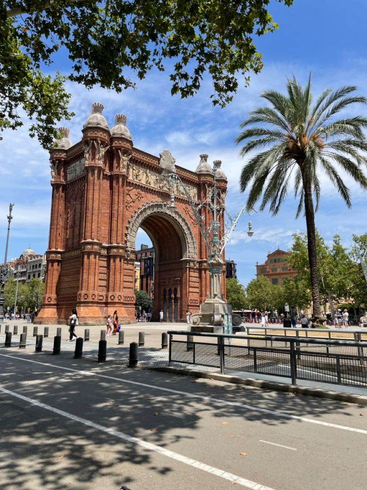 Блескава Барселона: сончеви денови и медитеранска магија!